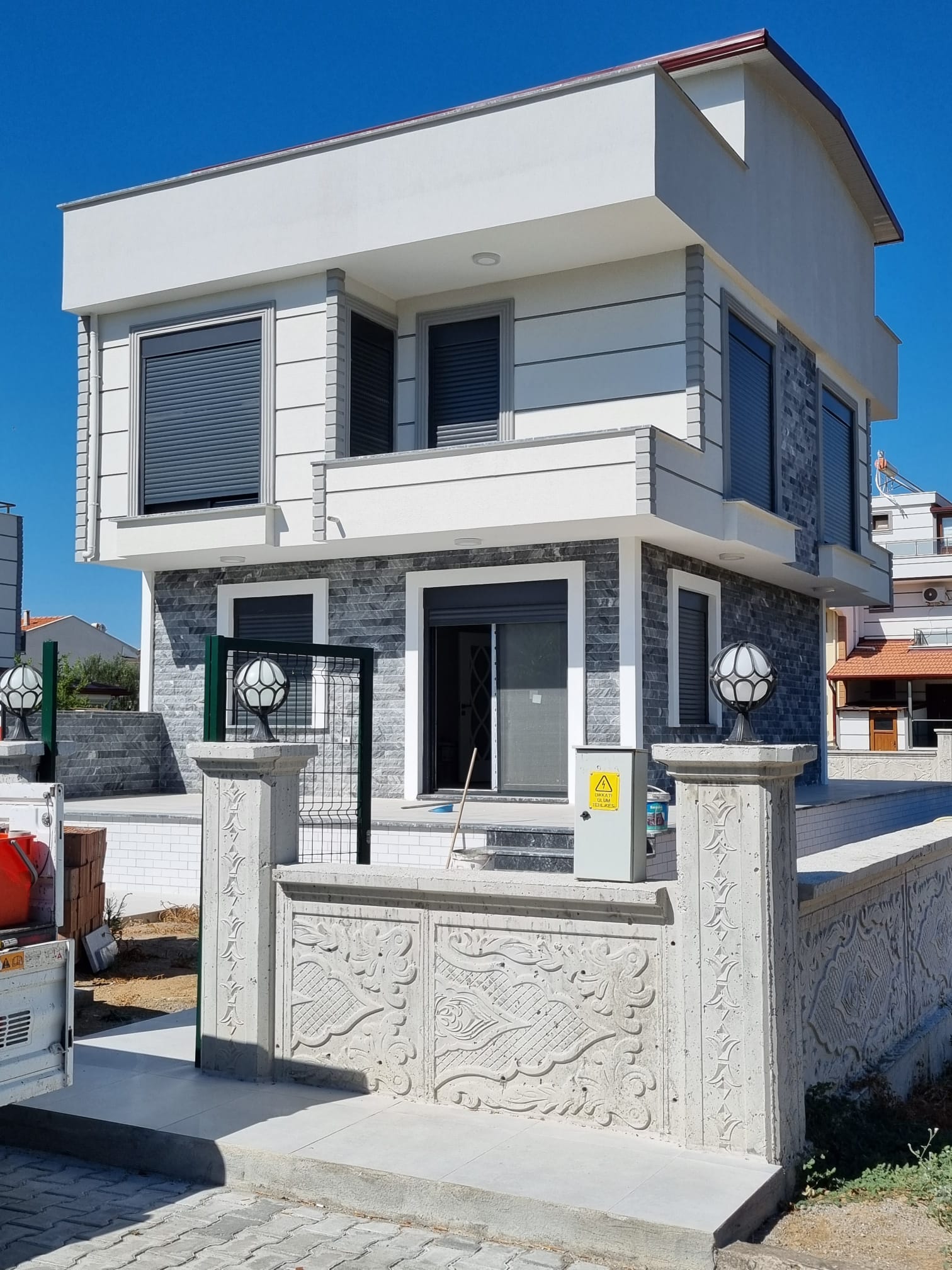 -Dikili Salihler Mahallesi? Sat?l?k 4+1 Villa

-3 Katl? Villa

-Alt Katta Salon , Mutfak , Wc

-Teras,Sundurma

-Orta Kat 3 Oda,Banyo

-Frans?z Balkon

-A??k Mutfak

-Her Odadan Balkona ??k??

-?at? Kat? Mutfak,Banyo,Oda

-Teras Deniz Manzaral?

-Bah?e

-Merkezi Konumda Toplu Ta??ma Ara?lar?na ve Al??veri? Yerlerine Y?r?me Mesafesinde

-Daireyi G?rmek ??in L?tfen Randevu Al?n?z?